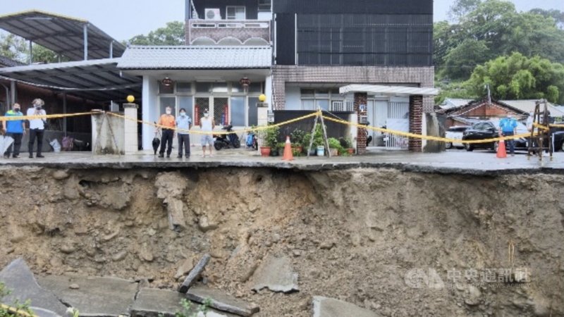 苗栗縣三灣鄉三灣村一處民宅前方空地,疑因受烟花颱風雨勢影響,23日傍晚發生坍塌,導致該處3戶、10多人不敢回家,只能寄宿親友家。(民眾提供)中央社記者魯鋼駿傳真 110年7月24日