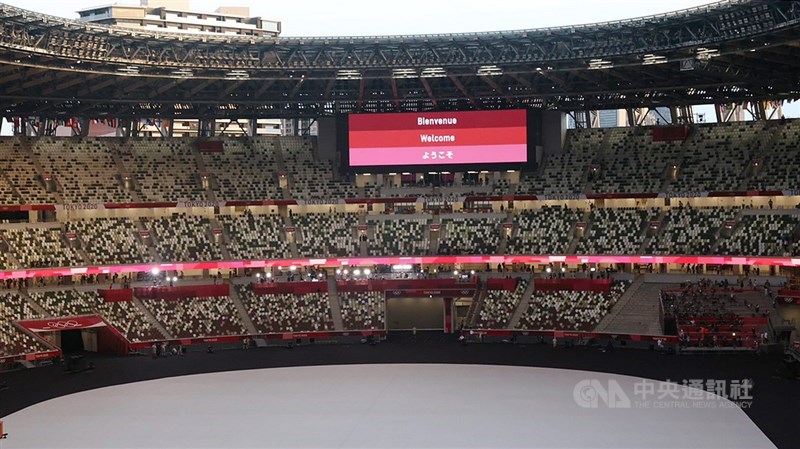 2020東京奧運登場,由於日本疫情仍舊嚴峻,23日晚間的開幕式不開放民眾入場。不過由於新宿國立競技場硬體設計巧思,座位區採深淺雙色不規則交錯,讓人遠看反而有種觀眾入席的錯覺。中央社記者吳家昇攝 110年7月23日