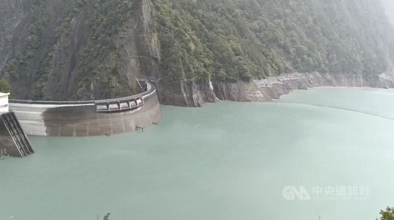 颱風烟花帶來降雨,台電大甲溪發電廠24日表示,到上午7時為止,德基水庫蓄水率達49.21%,水位上升到1378.42公尺。(民眾提供)中央社記者郝雪卿傳真 110年7月24日