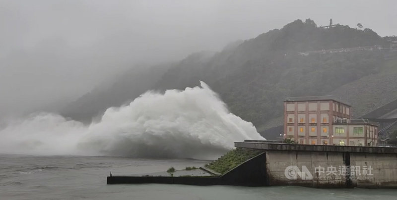 颱風烟花來襲,替桃園帶來豐沛雨量,石門水庫24日上午接近滿水位,開啟排洪隧道洩洪。(北水局提供)中央社記者葉臻傳真 110年7月24日