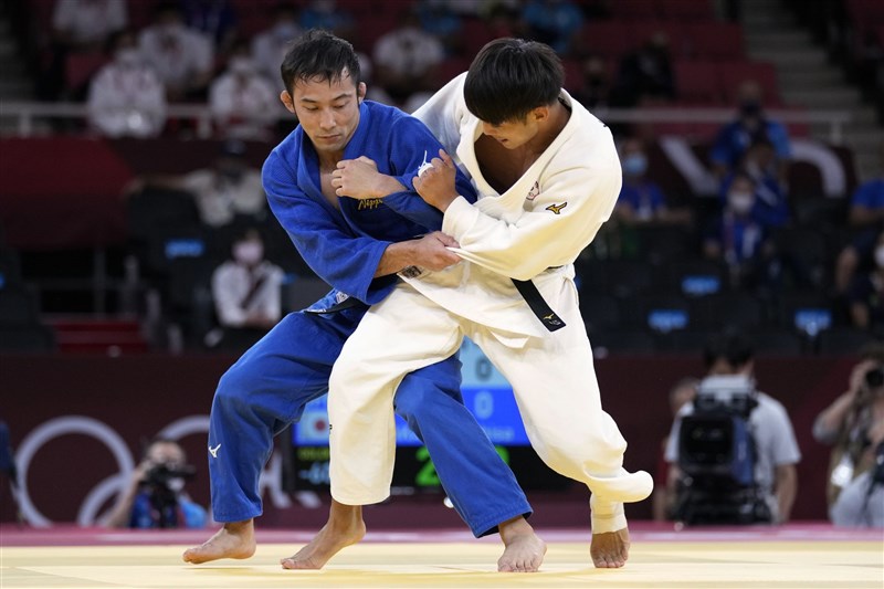 東京奧運24日進行柔道男子60公斤級賽事,日本28歲選手高藤直壽(左)在決賽擊敗台灣「排灣族勇士」楊勇緯(右),時隔17年再為日本在這個量級摘下金牌。(美聯社)