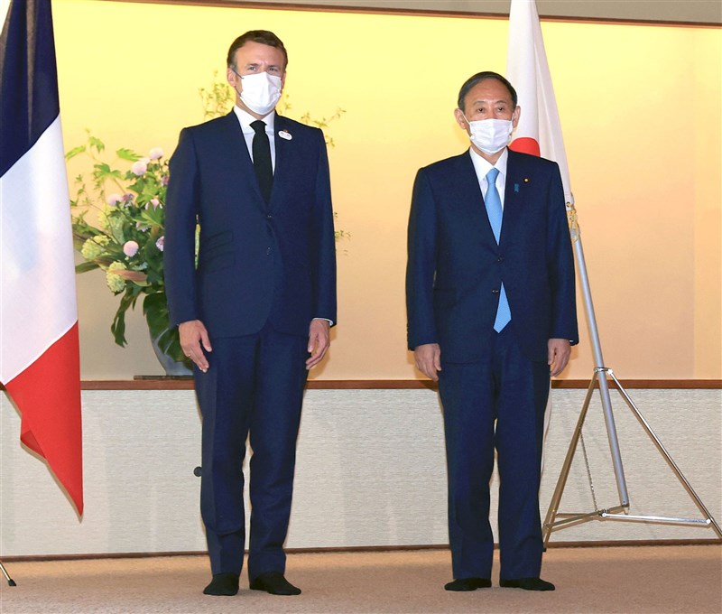 日本首相菅義偉(右)24日在東京都元赤坂迎賓館與法國總統馬克宏(左)進行午餐會。(共同社)