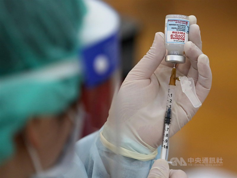 7萬劑屆效的莫德納疫苗,指揮中心研擬在屆效前配發給尚未接種過疫苗的第7類造冊人員使用。(中央社檔案照片)
