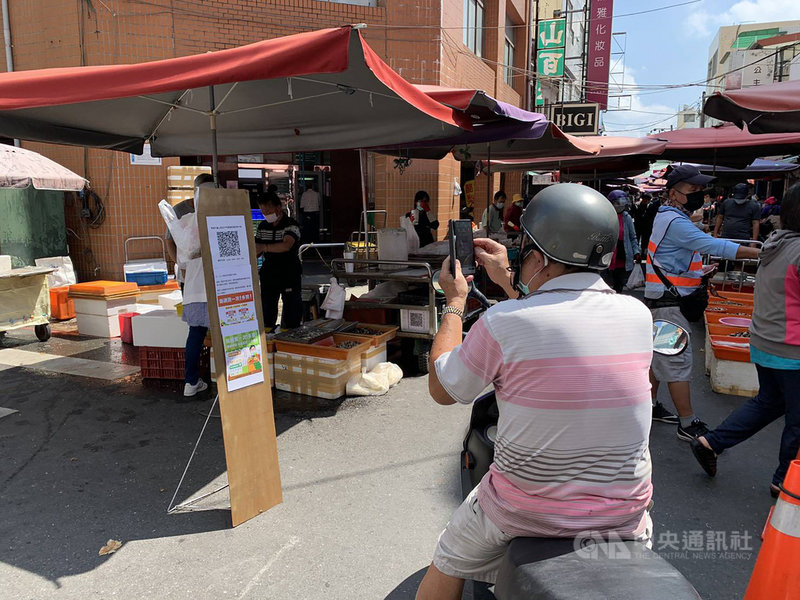 全國疫情3級警戒27日起降為2級,高雄市經發局25日公布傳統市場、夜市管制鬆綁新措施,傳統市場不用再依身分證尾數雙單數分流採買,將改採人流總量管制,且夜市、市場可「有條件」開放內用。(高雄市經發局提供)中央社記者蔡孟妤傳真 110年7月25日