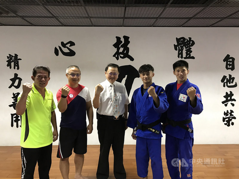 「柔道男神」楊勇緯(右2)為台灣奪下東京奧運第一面獎牌,親友紛喊「台灣之光」。圖為楊勇緯去年暑假返回母校新民高中指導學弟妹柔道技巧,並和師長合影。(新民高中提供)中央社記者趙麗妍傳真 110年7月25日