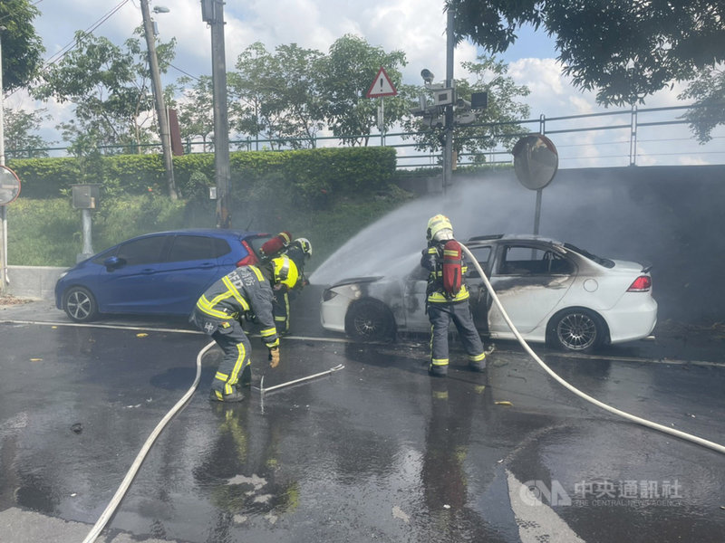 台中市大里區三民二街25日發生火燒車意外,車輛起火並波及前方車輛,消防局獲報派員前往救援。(民眾提供)中央社記者趙麗妍傳真 110年7月25日