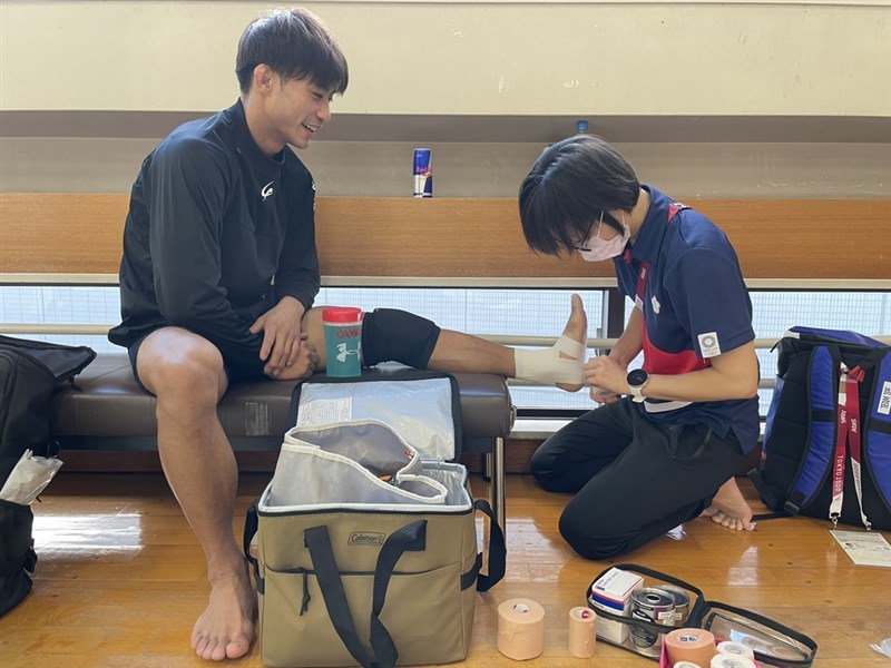 「柔道男神」楊勇緯(左)在東京奧運奪下台灣首面獎牌,除了醫療團隊照顧,國訓中心防護員程心儀(右)也伴隨左右細心照顧。(程心儀提供)中央社記者張茗喧傳真 110年7月25日