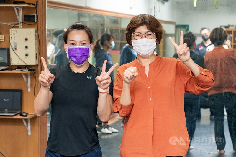 舉重國手郭婞淳27日將在東京奧運出賽,台東縣政府當日下午3時起在縣府大禮堂直播賽事,一起為郭婞淳奪金加油。圖為台東縣長饒慶鈴(右)日前慰勉郭婞淳(左)。(台東縣政府提供)中央社記者李先鳳傳真 110年7月25日