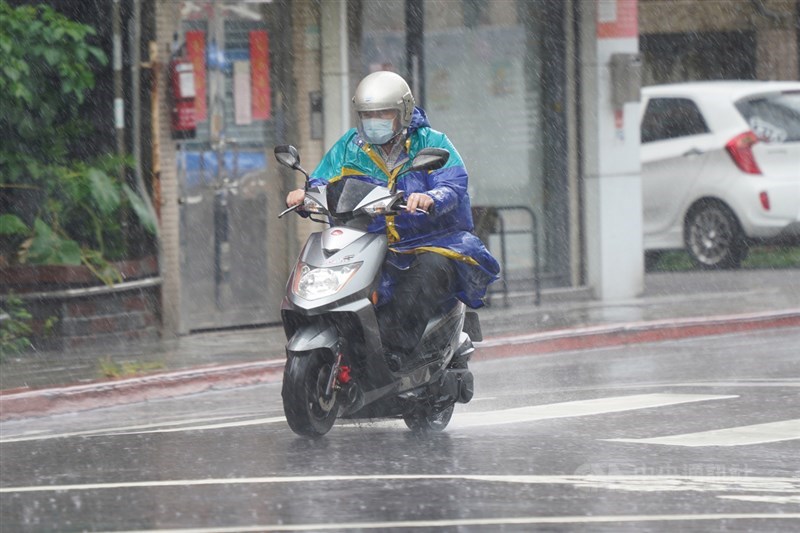 氣象專家吳德榮25日說,受西南季風影響,迎風面苗栗以南有局部陣雨或雷雨,雨勢較大有致災可能。(中央社檔案照片)