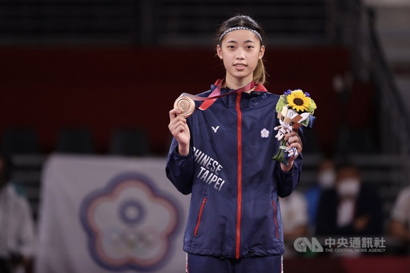年僅19歲的台灣跆拳道女將羅嘉翎首度登上奧運殿堂表現亮眼,25日勇奪東京奧運跆拳道女子57公斤量級銅牌,賽後羅嘉翎開心拿著獎牌合影留念。中央社記者吳家昇攝 110年7月25日