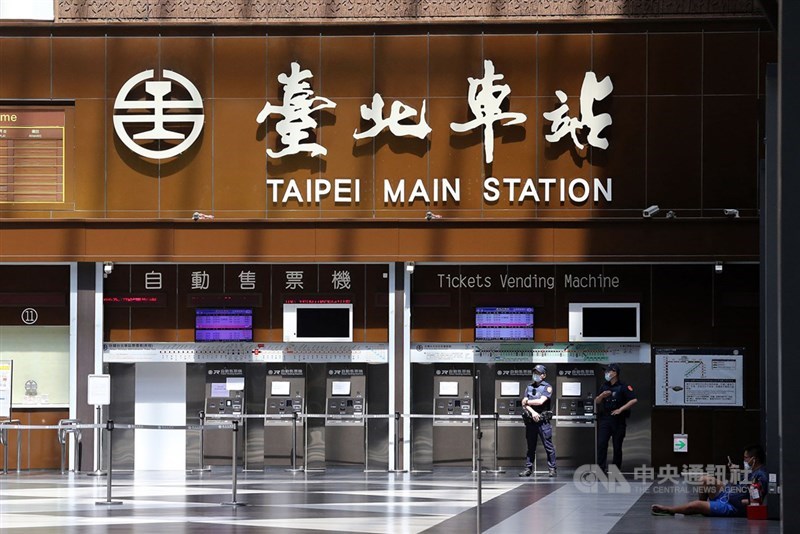 台北市政府25日公布5例確診者足跡,其中4例感染源待釐清,包含2名23日確診的台鐵台北車站廁所清潔工。圖為車站大廳一景。(中央社檔案照片)
