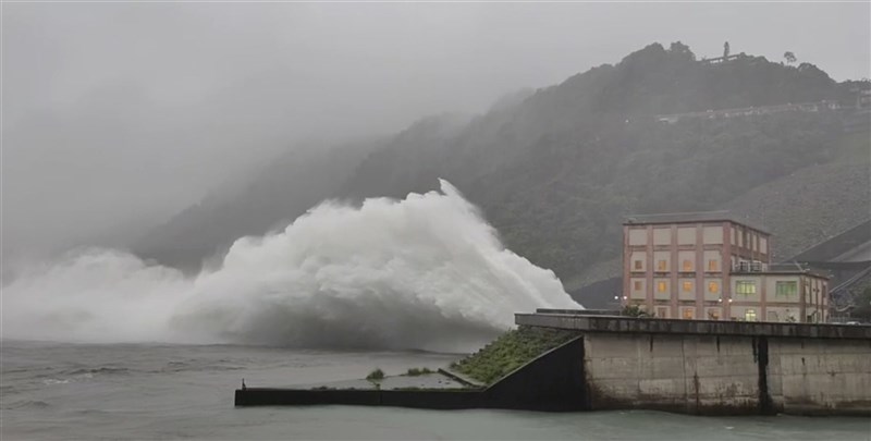 颱風烟花來襲,替桃園帶來豐沛雨量,石門水庫24日上午接近滿水位,開啟排洪隧道洩洪。(北水局提供)中央社記者葉臻傳真 110年7月24日