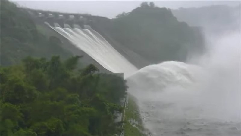 颱風烟花替桃園帶來豐沛雨量,石門水庫24日睽違647天再現滿水位。圖為石門水庫24日上午開啟溢洪道洩洪。(北水局提供)中央社記者葉臻傳真 110年7月24日