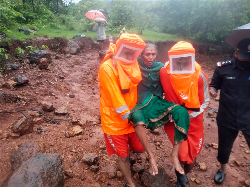 印度西岸地區22日以來遭逢暴雨,救難人員在馬哈拉什特拉省災區協助受災民眾撤離。(安納杜魯新聞社)