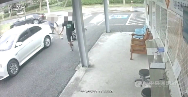 宜蘭1名游姓男子不滿王姓女友車輛被拖吊,日前持球棒到保管場砸毀窗戶玻璃,警方詢後依妨害公務、傷害及毀損等罪嫌將游男移送法辦。(讀者提供)中央社記者王朝鈺傳真 110年7月25日