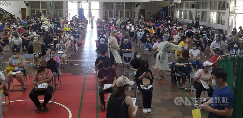 澎湖擴大疫苗接種,衛生所採用學校體育館進行疫苗接種,目前已完成4萬3005人次,以全縣常住人口7萬人計,涵蓋率已逾60.62%,接種率全台最高。(澎湖縣政府提供)中央社 110年7月25日