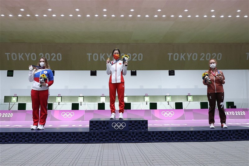 國際奧林匹克委員會(IOC)25日強調,口罩是東京奧運頒獎儀式「必備之物」。圖為24日東奧頒發第一項獎牌為女子10公尺空氣槍,選手在頒獎台上皆有戴口罩。(圖取自facebook.com/tokyo2020)