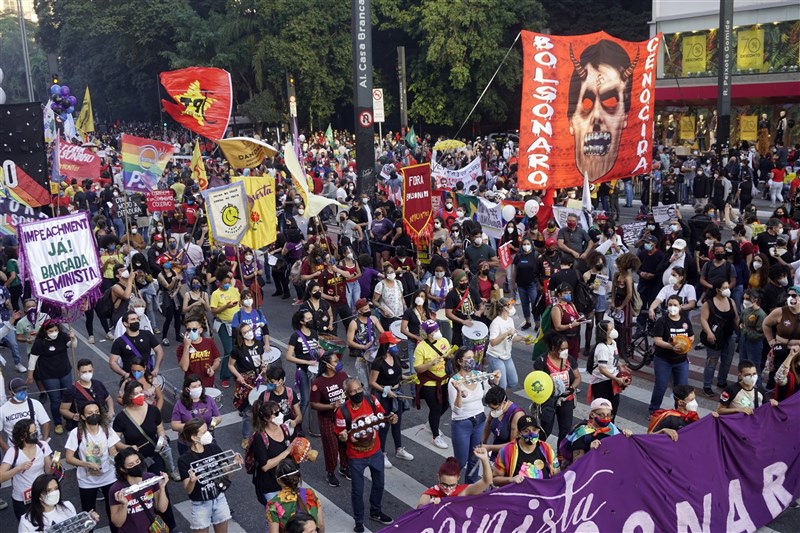 巴西疫情奪走大批人命,數以萬計民眾24日走上街頭,要求彈劾總統波索納洛。(安納杜魯新聞社)