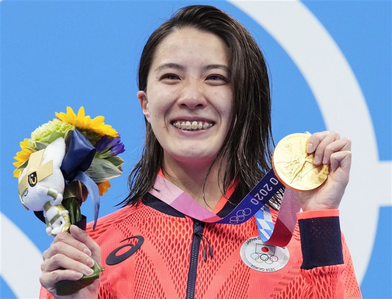 日本25歲選手大橋悠依首次出賽奧運就以4分32秒08為日本摘下金牌,是日本時隔21年再度有選手在這個項目奪牌。(共同社)