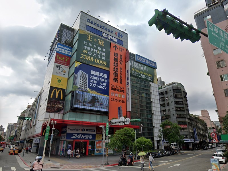 因有確診者足跡,家樂福桂林店25日停業執行清消作業,26日恢復營業。(圖取自Google地圖網頁google.com/maps)