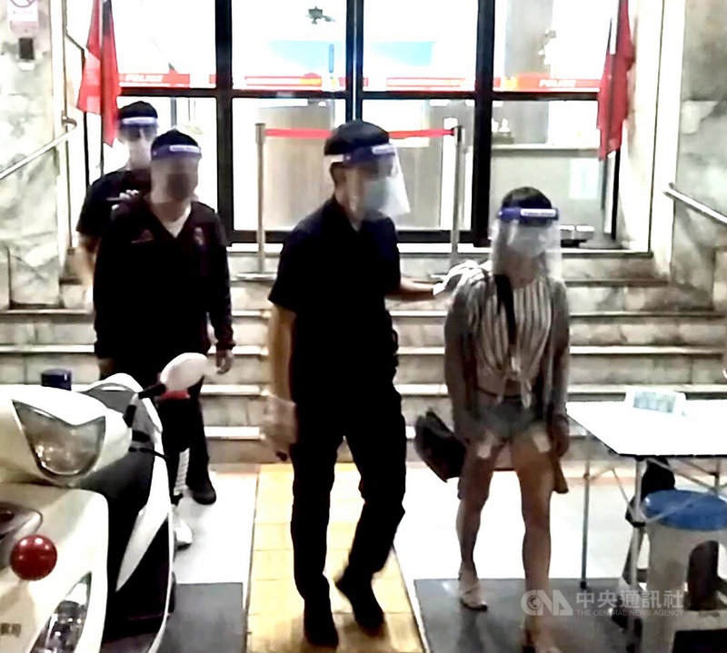 高雄市王姓男子報案與女子發生糾紛,警方深入追查才知道王男和蔡姓女子性交易後認為服務不周想殺價鬧得不歡而散,警詢後將2人依社維法送辦。(高市新興警分局提供)中央社記者洪學廣傳真 110年7月25日