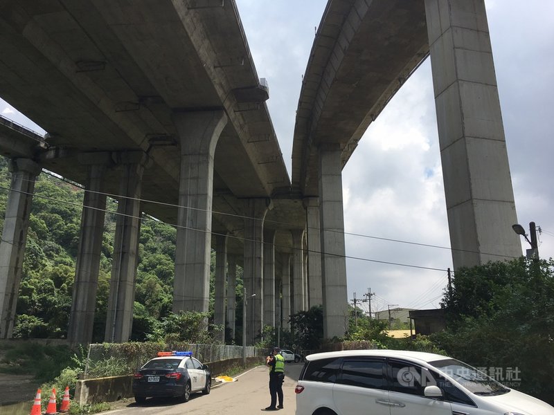 台中市清水區客庄路26日有一名年約50多歲的女子被發現仰臥在路旁,已無生命跡象,警方在國道3號匝道轉彎處發現一部小客車,目前聯繫家屬前來確認身分,肇事原因調查中。(民眾提供)中央社記者趙麗妍傳真 110年7月26日