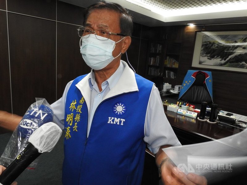 南投縣長林明溱(圖)26日表示,南投縣絕無3000多劑莫德納疫苗來不及施打完畢將被中央收回的情事,希望中央不要一直追逐不周延、不精準的統計數字,放話打擊地方施打疫苗的努力與效率,而是應正面回應地方需求,盡快配足疫苗。(南投縣政府提供)中央社記者蕭博陽南投縣傳真 110年7月26日