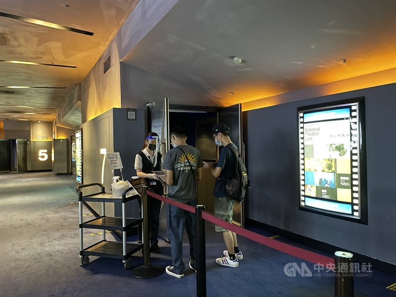 受到COVID-19(2019冠狀病毒疾病)疫情影響,又無強檔新片上映,影城等無觀影人潮,高雄大遠百威秀影城26日僅有零星民眾。中央社記者蔡孟妤攝 110年7月26日