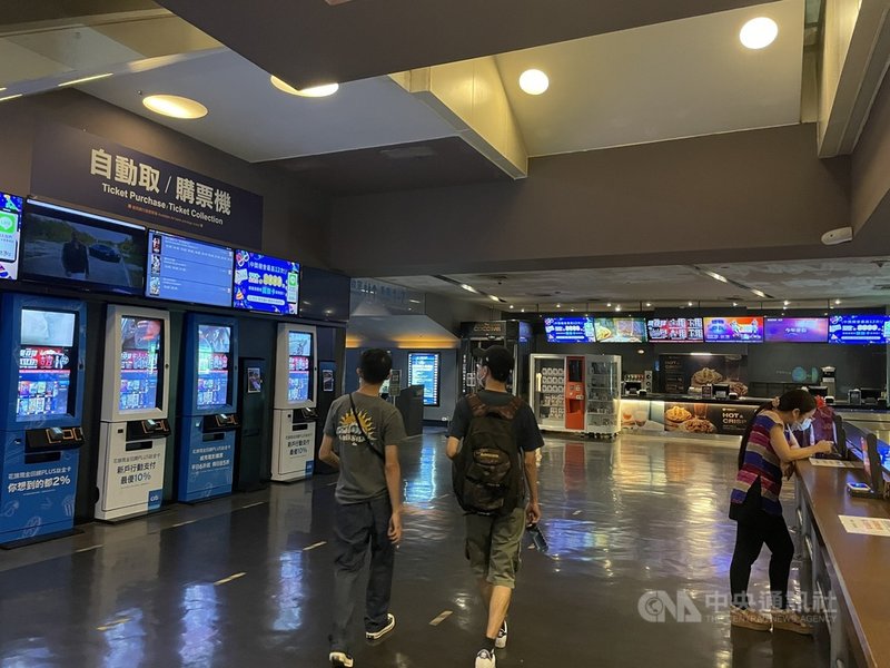 受COVID-19(2019冠狀病毒疾病)疫情影響,又無強檔新片加持,影城不見人潮,高雄大遠百威秀影城26日僅有零星觀影民眾。中央社記者蔡孟妤攝 110年7月26日
