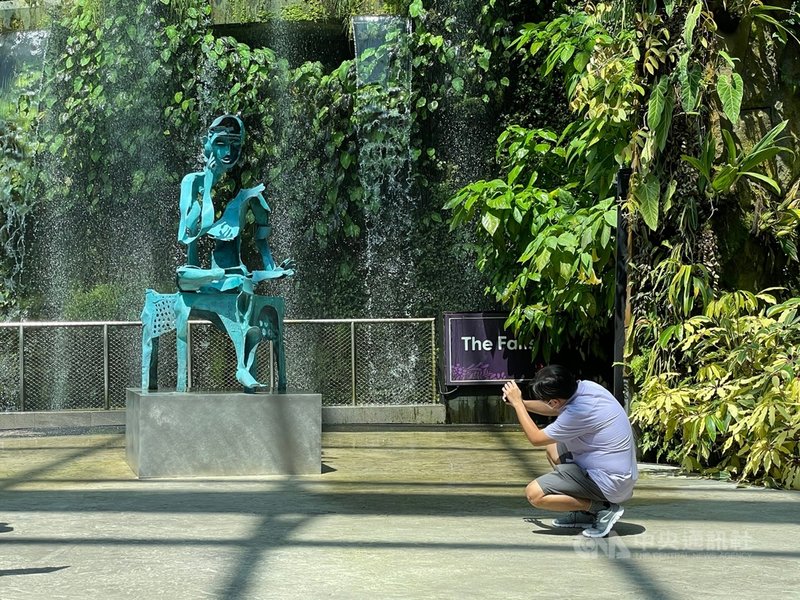 新加坡濱海灣花園雲霧林展出台灣雕塑家李光裕的作品,其中名為「思惟」的作品深受歡迎。攝於7月22日。中央社記者侯姿瑩新加坡攝 110年7月26日