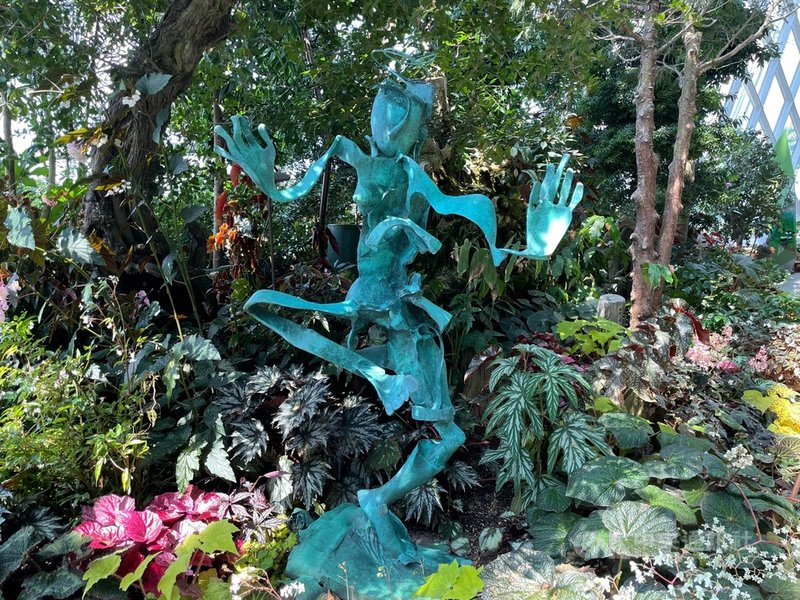 新加坡濱海灣花園雲霧林展出16件台灣雕塑家李光裕的作品,包括「空行」(圖)等銅雕作品,展期已延至8月底。攝於7月22日。中央社記者侯姿瑩新加坡攝 110年7月26日