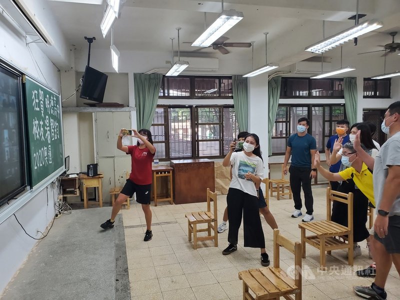台灣射箭男團26日在東京奧運拿下銀牌,團員之一的湯智鈞母校明德高中師生在教室裡看轉播,一起大聲為他們加油。中央社記者王鴻國攝 110年7月26日
