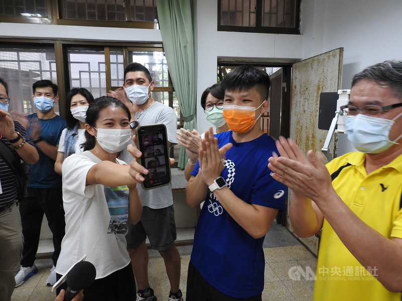 台灣射箭男團26日在東京奧運拿下銀牌,團員之一的湯智鈞母校明德高中師生在教室裡看轉播並歡呼道賀,場面熱烈。中央社記者王鴻國攝 110年7月26日