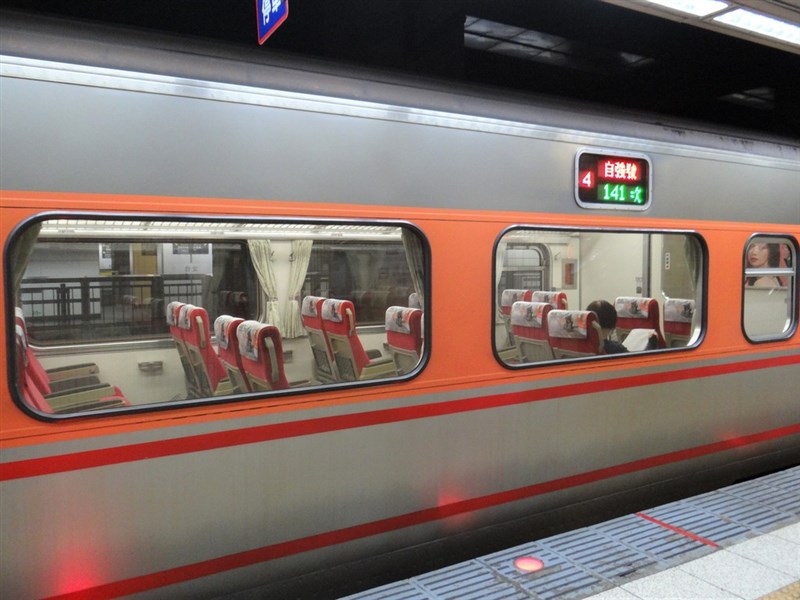 疫情警戒27日降至2級。台鐵及台灣高鐵公司提醒旅客,列車上、車站大廳、候車區仍禁飲食,搭車全程須戴口罩。(台鐵提供)