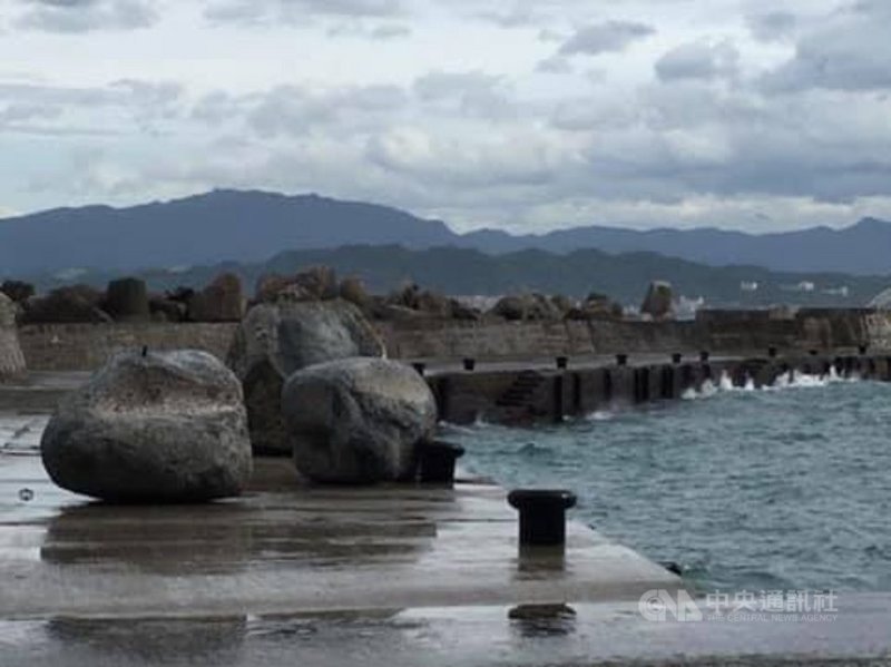 基隆嶼原定26日開放登島,因這幾天風浪大,除將海中大石頭打上岸,碼頭旁的海裡也堆疊一堆大石塊,影響船隻航行及靠岸安全,加上島上的候船亭及步道受到嚴重破壞,基隆市政府決定26日和27日暫停開放登島。(基隆市政府提供)中央社記者王朝鈺傳真 110年7月26日