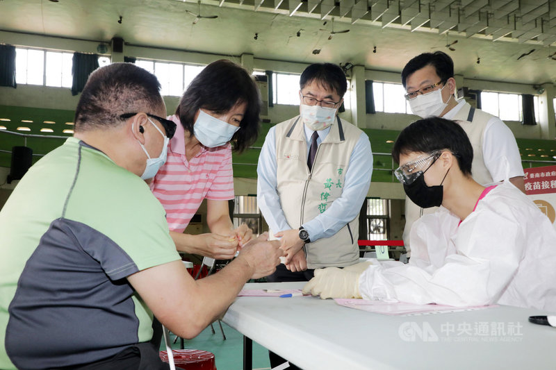 台南市政府26日安排視障人士於東區復興國中施打站接種疫苗,盼協助從事按摩工作的視障者順利返回職場,市長黃偉哲(左3)前往關心施打情形。(台南市政府提供)中央社記者楊思瑞台南傳真 110年7月26日