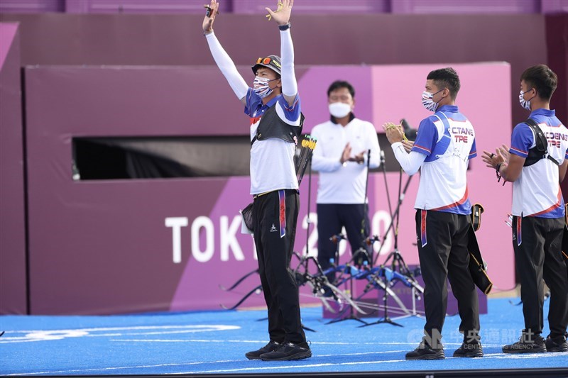 東京奧運男子射箭團體對抗賽,開場介紹選手時魏均珩(前左起)高舉雙手,一旁的湯智鈞與鄧宇成拍手。中央社 110年7月26日