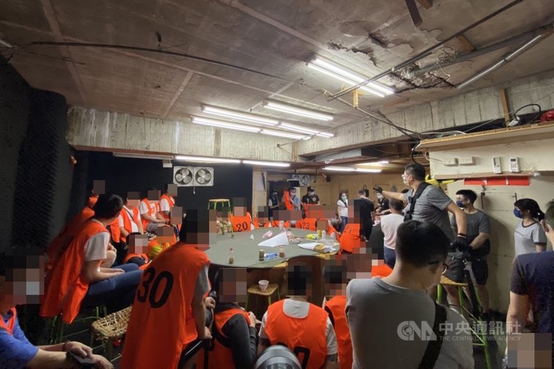 桃園市政府警察局中壢分局日前破獲一處職業賭場,由於正值COVID-19疫情3級警戒期間,群聚賭客被依法送辦,66名賭客共被裁罰新台幣462萬元罰鍰。(桃園市警察局中壢分局提供)中央社記者吳睿騏桃園傳真 110年7月26日