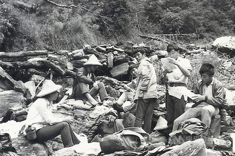 清華大學核工系5名學生在1971年7月25日攀登奇萊山,卻遇颱風罹難,是台灣登山史上最慘烈的山難事件之一。圖為罹難者錢迪1971年7月23日拍下登山隊員吳建昌(右起)、柏盛亨、施能健、龔士武、邱瑞昌、賴淑卿中途休息用餐的身影。(清華大學提供)中央社記者郭宣彣傳真 110年7月26日