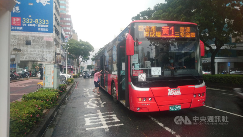 高雄市政府交通局26日表示,疫情警戒降級後,民眾外出機會將增加,27日起幹線公車尖峰時段將調整以20分鐘為原則,其餘捷運接駁、一般公車路線仍維持現有服務運能。(高雄市交通局提供)中央社記者蔡孟妤傳真 110年7月26日
