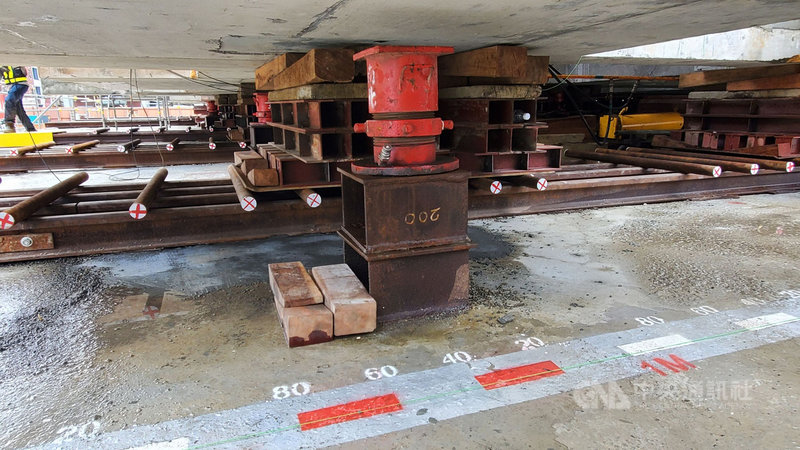 高雄帝冠式老車站提前啟動復位工程,26日已向北移4公分,預計111年1月完成永久定位。中央社記者董俊志攝 110年7月26日