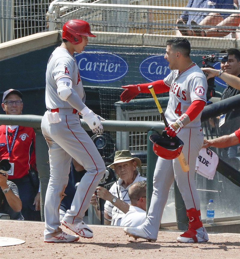 美國職棒大聯盟MLB洛杉磯天使日籍球星大谷翔平（前左）25日擊出本季第35轟，隊友伊格禮夏斯（前右）歡呼慶祝。（共同社）