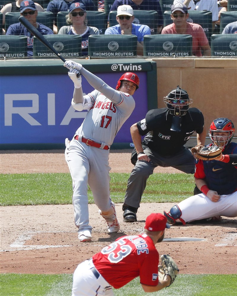 美國職棒大聯盟MLB洛杉磯天使日籍球星大谷翔平(打擊者)25日擊出本季第35轟,助球隊以6比2擊敗明尼蘇達雙城。(共同社)