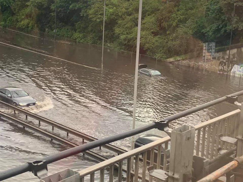 英國首都倫敦25日又降下伴隨隆隆雷聲的豪大雨,市區街道多處積水,公車與各型車輛受困其中動彈不得。(圖取自twitter.com/LondonFire)