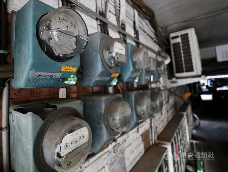 全台飆高溫,台電27日證實,本日最高用電量發生在下午1時50分,高達3884.4萬瓩;實際備轉容量為395萬瓩,備轉容量率10.17%,供電顯示為綠燈。中央社記者張皓安攝 110年7月27日