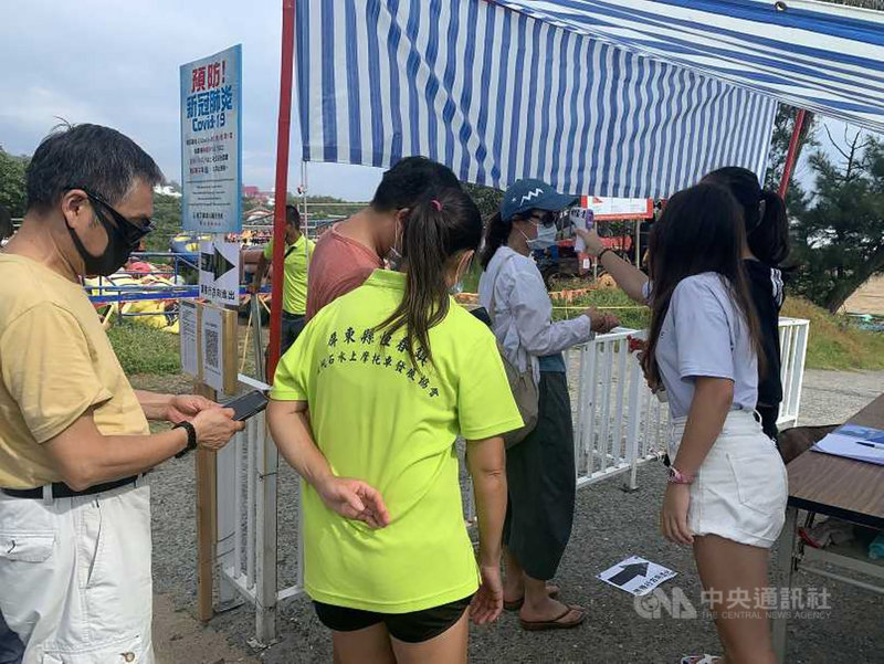 配合疫情警戒全台降級,墾丁國家公園管理處與在地協會及業者攜手合作,完成防疫整備,首波開放5處沙灘供民眾遊憩。知名景點船帆石也配合開放,採單一入口,民眾配合相關防疫措施進入。(墾管處提供)中央社記者郭芷瑄傳真 110年7月27日