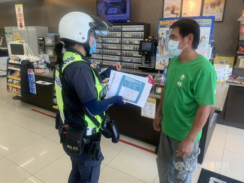 花蓮新城警分局表示,受COVID-19疫情影響,民眾長時間待在家中,使用網路時間增加,詐騙集團利用社群網站詐騙,統計110年上半年報案人數比109年同期增加93%,呼籲民眾勿隨意聽信網路上不明的訊息。(花蓮縣警察局提供)中央社記者李先鳳傳真 110年7月27日