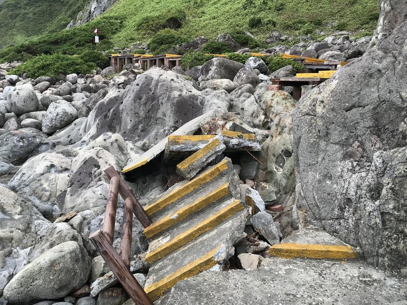 受颱風「烟花」影響,基隆嶼濱海步道(圖)等設施受損,基隆市政府決定封島整修,7月27日起先開放繞島行程,封島整修後預計8月10日開放登島。(基隆市政府提供)中央社記者王朝鈺傳真 110年7月27日