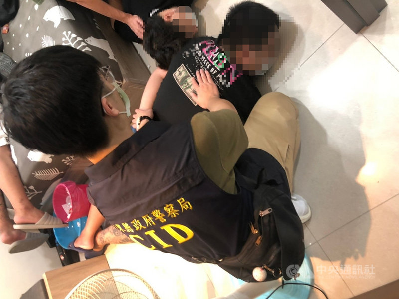 台中市以陳姓男子為首的詐騙集團,租用台中市南屯區一處大樓民宅為基地行騙,假冒電信及防疫人員詐騙中國大陸地區民眾,屏東里港警分局22日見時機成熟,與台中警方進行攻堅,逮捕7人。(里港警分局提供)中央社記者郭芷瑄傳真 110年7月27日