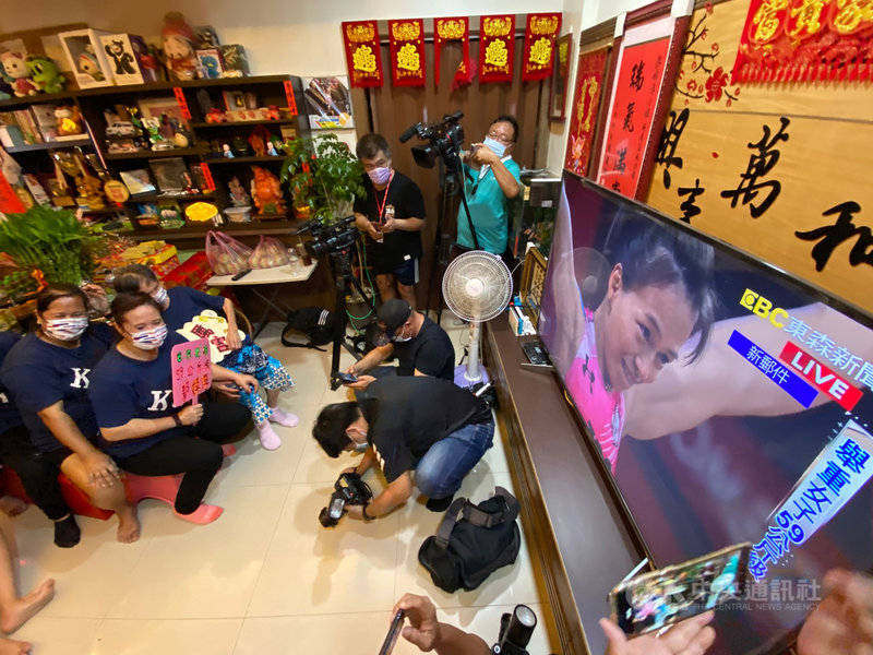 台灣「舉重女神」郭婞淳出征東京奧運,27日下午在舉重59公斤級A組出賽,抓舉第一把挑戰100公斤輕鬆過關,在台東齊聚觀戰應援的親友們也開心不已。中央社記者董俊志攝 110年7月27日